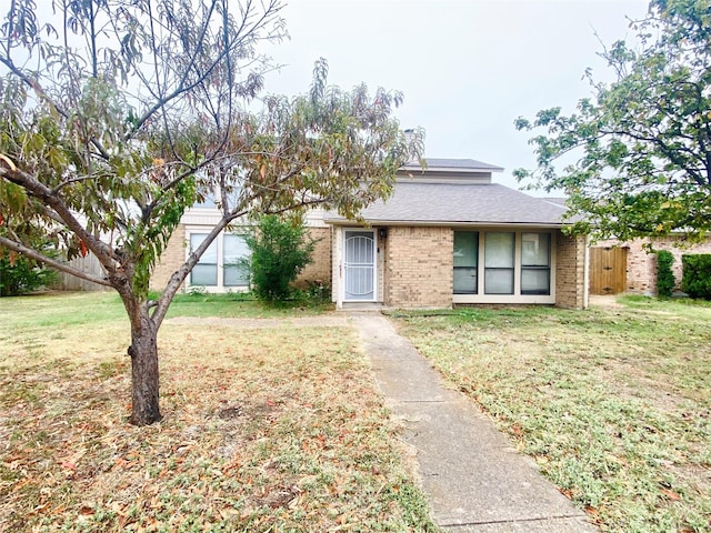 view of front of home featuring a front lawn