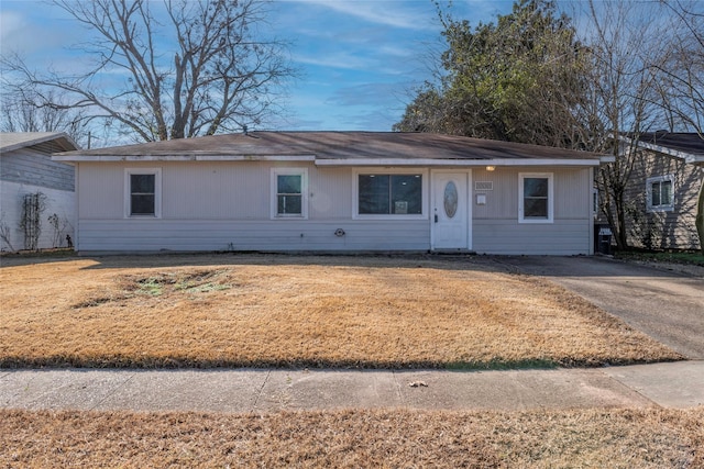 single story home with a front lawn