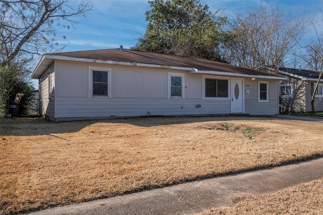 ranch-style home featuring a front lawn