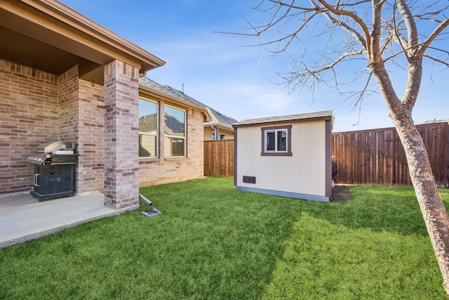 view of yard featuring an outbuilding