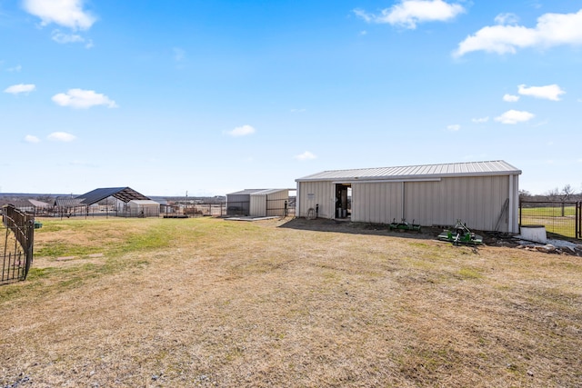 view of yard featuring an outdoor structure