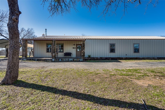 view of front of home with a front yard and covered porch