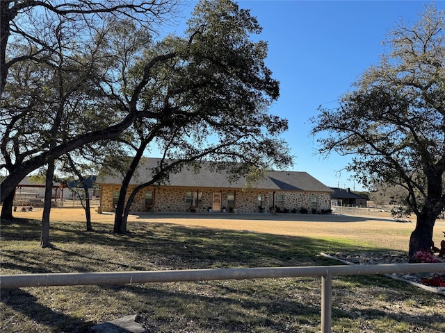 view of front facade featuring a front yard