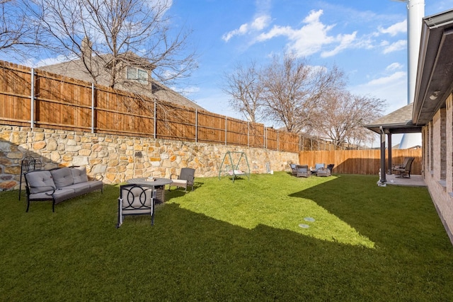 view of yard featuring an outdoor hangout area