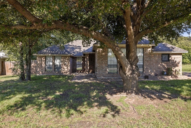 single story home with a front yard