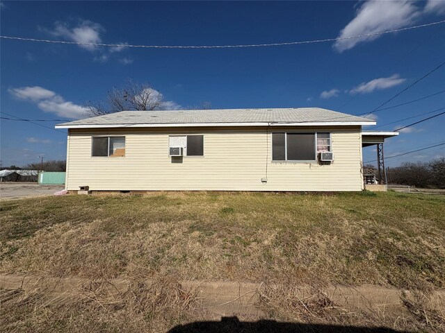 view of front of house featuring cooling unit and a front yard