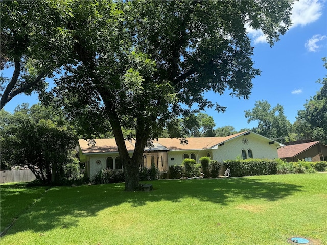 view of front facade featuring a front yard