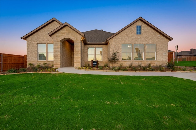 view of front of property featuring a lawn