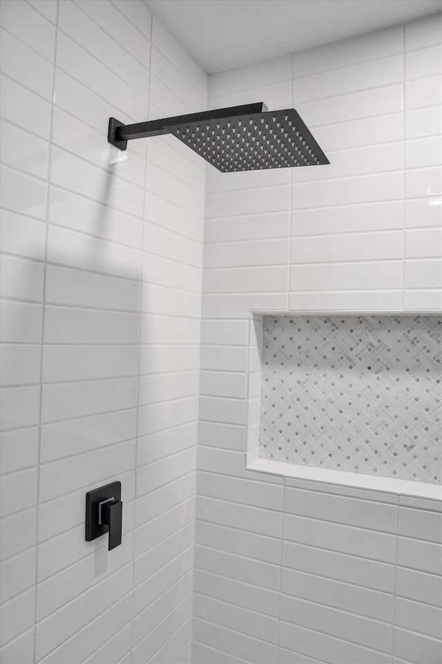 bathroom featuring a tile shower