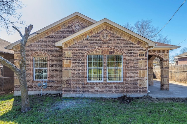 view of front of house featuring a front lawn