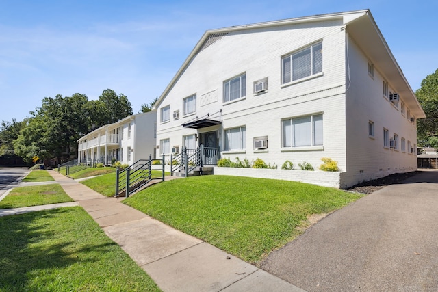 view of front of property featuring a front lawn