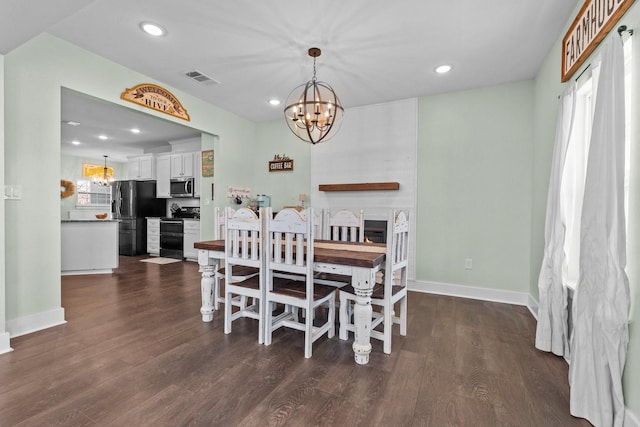 dining space with a chandelier, recessed lighting, dark wood-style flooring, and baseboards