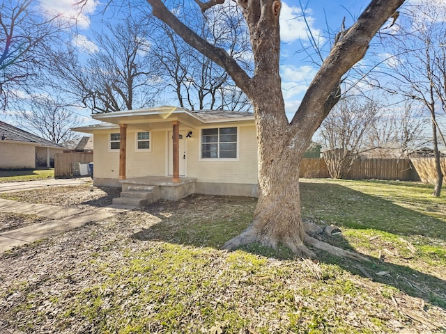 view of front of home featuring a front lawn