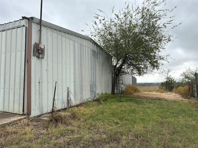 view of outdoor structure featuring a yard