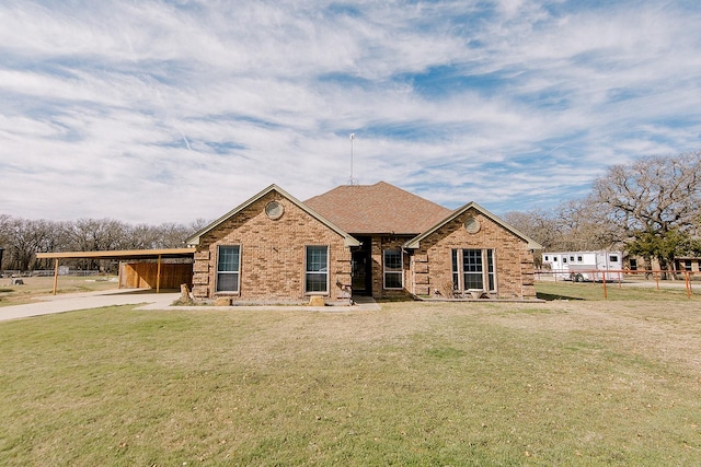 view of front facade featuring a front yard and a carport