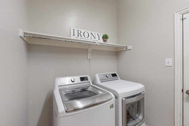 washroom featuring washing machine and clothes dryer