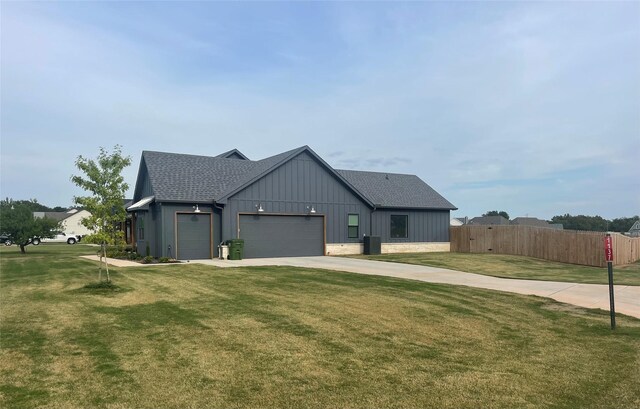 view of front of property featuring a front yard