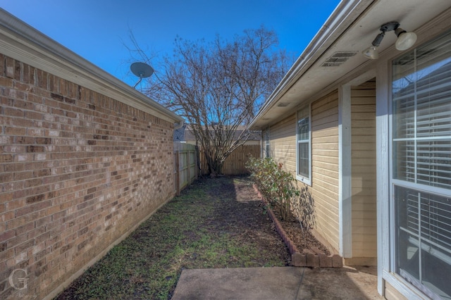 view of yard featuring a patio