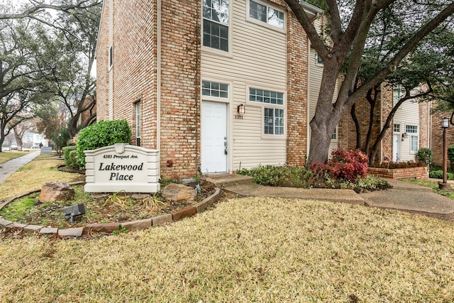 exterior space with a yard