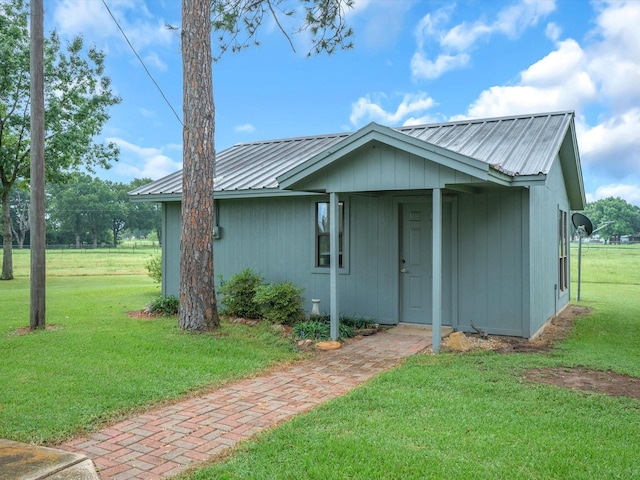 view of front of house featuring a front lawn