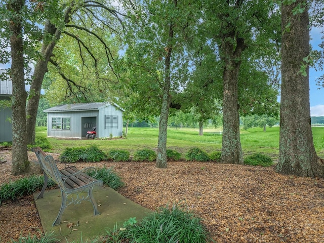 view of yard with an outbuilding