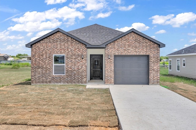 view of front of house featuring a garage and a front yard