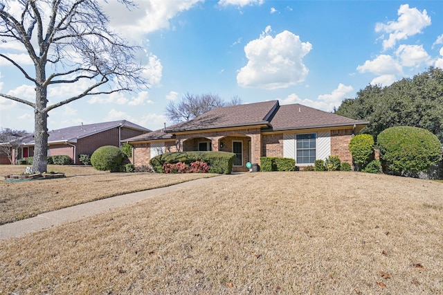 ranch-style house featuring a front yard