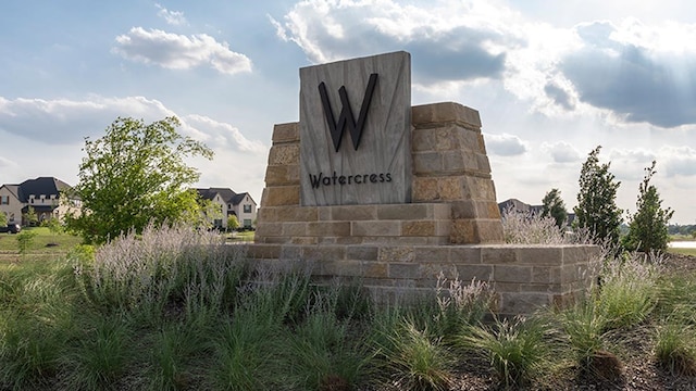 view of community / neighborhood sign