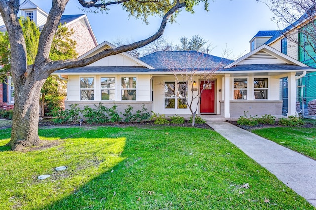 view of front of property with a front yard