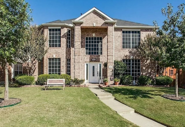 view of front of house featuring a front lawn