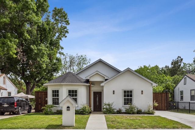 view of front of home featuring a front lawn