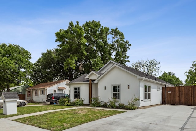 single story home with a front lawn