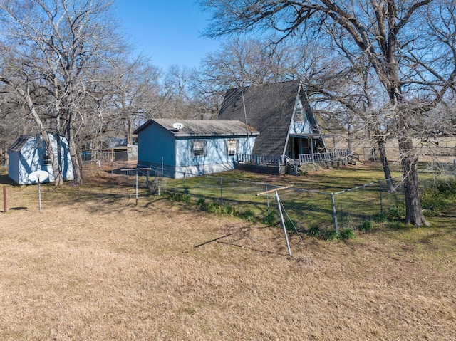 view of yard with a shed