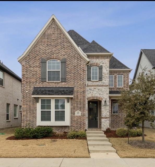 view of front of house featuring a front yard