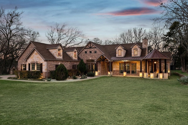 view of front of property featuring a yard