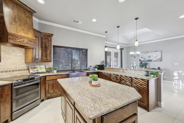 kitchen featuring sink, crown molding, tasteful backsplash, a center island, and double oven range