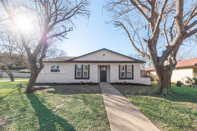 ranch-style home featuring a front lawn