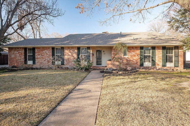 single story home with a front lawn