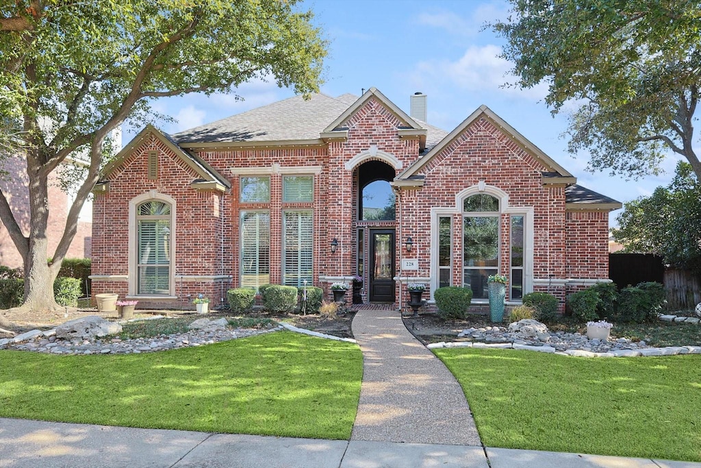 view of front of house with a front lawn