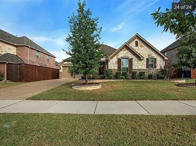 view of front of house featuring a front yard