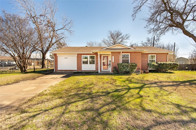 single story home with a front lawn