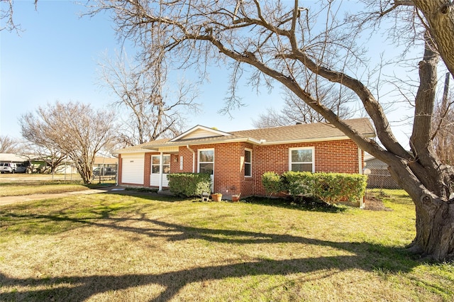 single story home featuring a front lawn