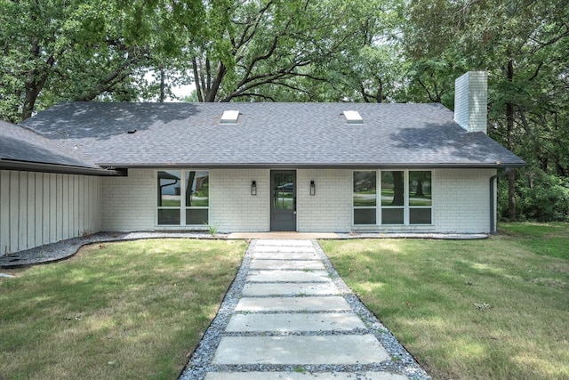 view of front of home featuring a front lawn