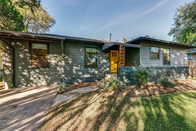 view of front of house featuring a front yard