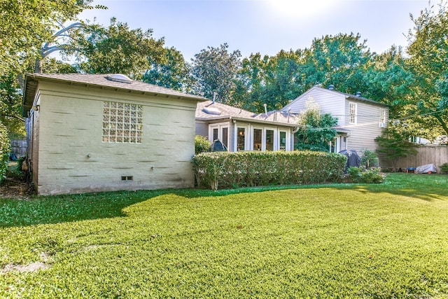 back of house featuring a lawn