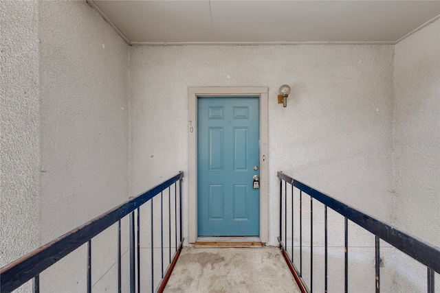 property entrance featuring a balcony