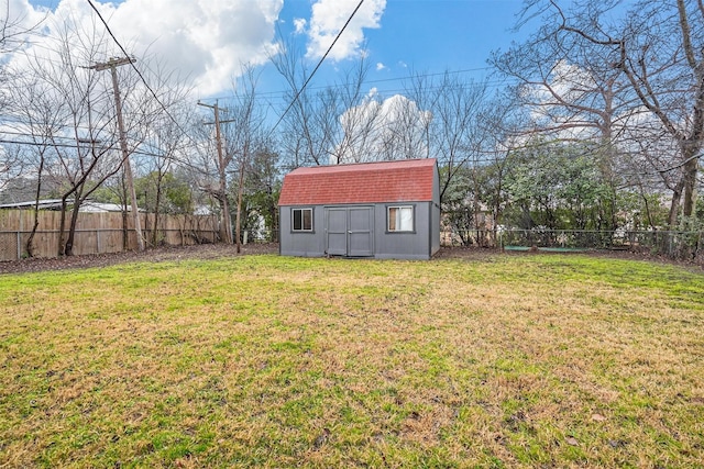 view of yard featuring a storage shed