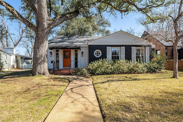 view of front of property with a front lawn