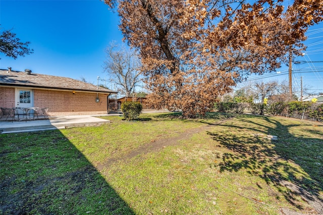 view of yard featuring a patio