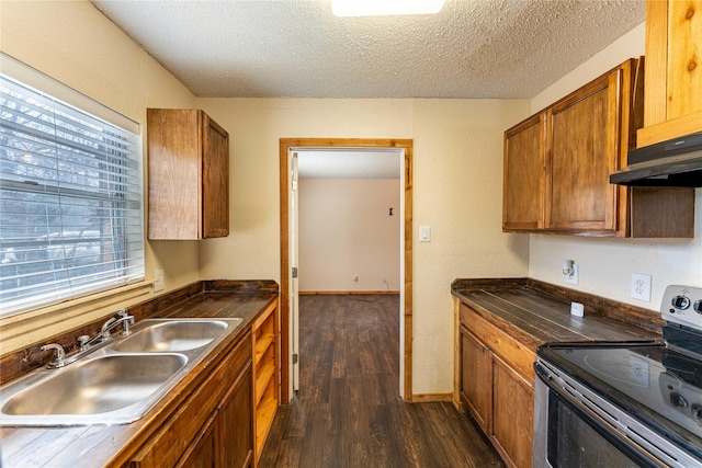 kitchen featuring electric stove, dark hardwood / wood-style floors, sink, and a textured ceiling